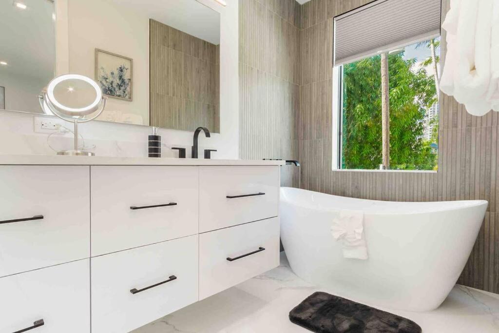 Luxury Paradise Walk To Las Olas -5 Mins To Beach Fort Lauderdale Exterior photo